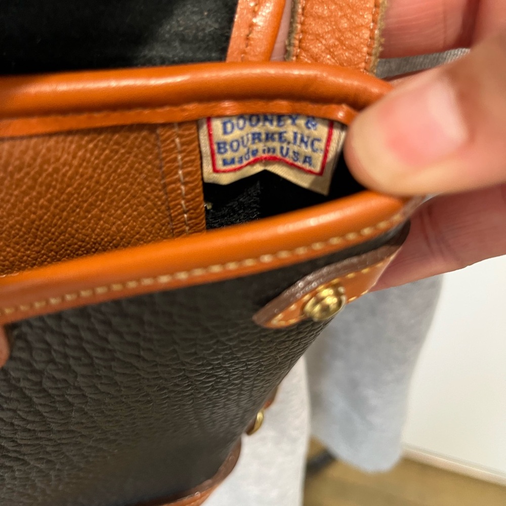 Dooney & Bourke Vintage Black Pebbled Leather Crossbody Bag with Brass Hardware - Picture 5 of 15